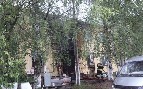 В Сыктывкаре рано утром сгорел магазин (фото, видео)