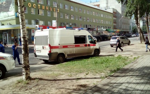 В Сыктывкаре из-за подозрительного предмета на остановке перекрыли улицу (фото, видео)