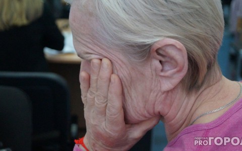 80-летней старушке изрезали ножом лицо и ограбили на 50 рублей