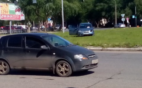 В Сыктывкаре пьяный водитель  Chevrolet Aveo «припарковался» на газоне у «кольца» (фото, видео)