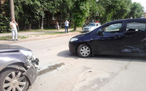 В Сыктывкаре  Mazda столкнулась с  Nissan: пострадала четырехлетняя девочка