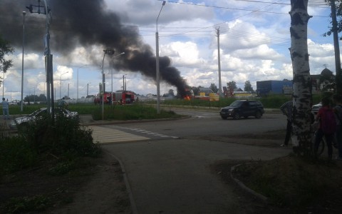 В Сыктывкаре около нового бассейна горела фура (фото)