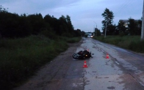 В Коми водитель мопеда упал на дороге