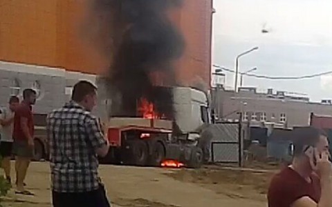 Появилось видео, как в Сыктывкаре около нового бассейна горел большегруз