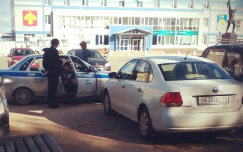 В Сыктывкаре в районе аэропорта эвакуируют автомобили (фото)