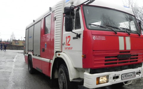 В Сыктывкаре во дворе взорвался Mitsubishi lancer