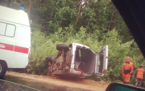 В Коми на трассе водитель на Mitsubishi улетел в кювет и опрокинулся набок (фото)