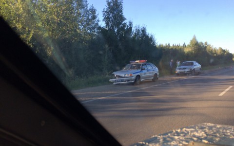 Под Сыктывкаром столкнулись машина ДПС и Nissan Almera (фото)