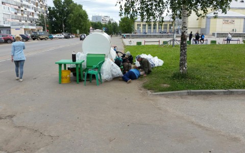 В Эжве квас продавала пьяная женщина: она материлась и лежала на асфальте