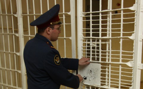 Начальника сыктывкарского спецприемника подозревают в получении взятки в 25 тысяч рублей