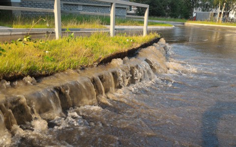 В Сыктывкаре на улице Куратова из-за прорыва трубы образовался водопад (фото)