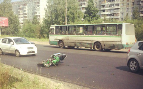 В Сыктывкаре мотоциклист на большой скорости врезался в «Рено» (фото)