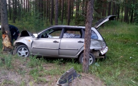 В Сыктывкаре водитель «Калины» решил объехать пробку по обочине и улетел в кювет