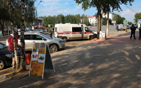 В Сыктывкаре из-за подозрительного рюкзака перекрыли улицу Коммунистическую (фото)