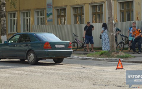 В Сыктывкаре Mercedes сбил девушку-инвалида на велосипеде (фото, видео)