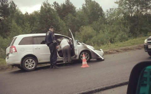 В Сыктывкаре минивэн врезался в дорожную технику (фото, видео)