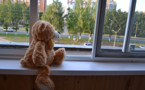 Ребенок, который выпал из окна четвертого этажа в Коми, находится в тяжелом состоянии