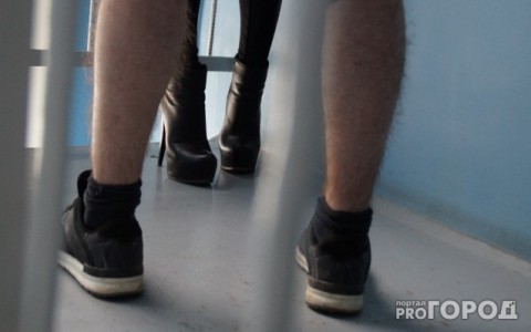 В Сыктывкаре осудят мужчину, который после попытки изнасиловать девушку оставил в подъезде штаны и куртку