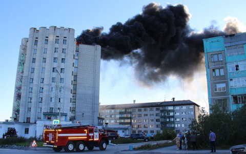 В Коми горела крыша девятиэтажного жилого дома (фото)