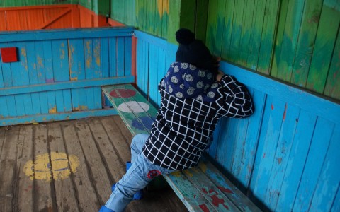 Разъяренный мужчина, избивающий чужого ребенка, попал на видео