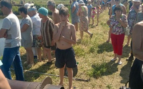 Ребёнка затянуло в трубу насосной станции на озере