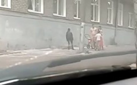 Очевидцы сняли на видео, как голый мужчина избил женщину с ребенком на руках