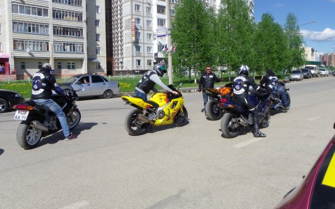 «Народный контроль»: сыктывкарцы  жалуются на мотоциклистов, которые гоняют по ночам по улице Коммунистической
