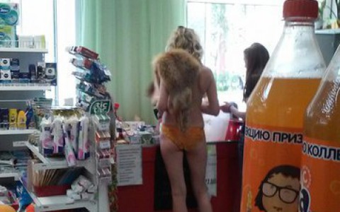 В Коми голая девушка пришла в магазин, накинув на себя лишь шкурку лисы