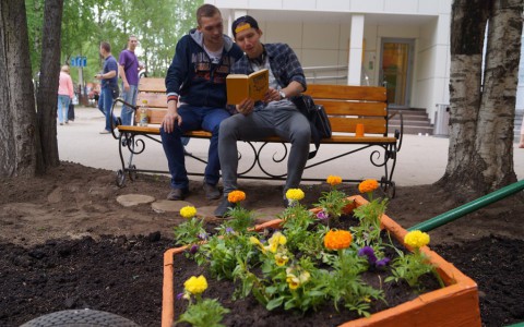 В Сыктывкаре хулиганы украли декоративную тележку с цветами у библиотеки (фото)
