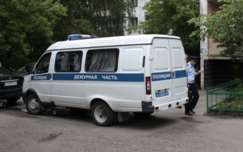 В Коми мужчина жестоко избил пенсионера и скинул его со второго этажа