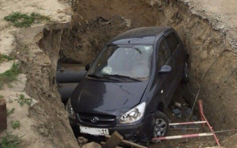 В Коми девушка на Hyundai Getz улетела в яму (фото)