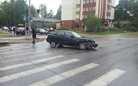 В Сыктывкаре на перекрестке столкнулись ВАЗ и «Шевроле Круз»: одна из машин выехала на тротуар (фото)