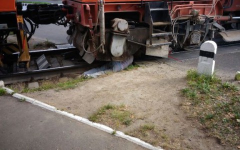 Девушка на железнодорожном переезде бросилась под поезд