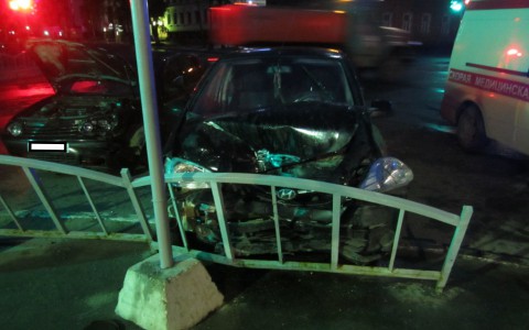 В центре Сыктывкара столкнулись две иномарки: Hyundai Getz протаранил ограждение (фото)