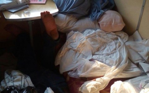 В Коми пьяный проводник поезда уснул под горой грязного белья (фото)
