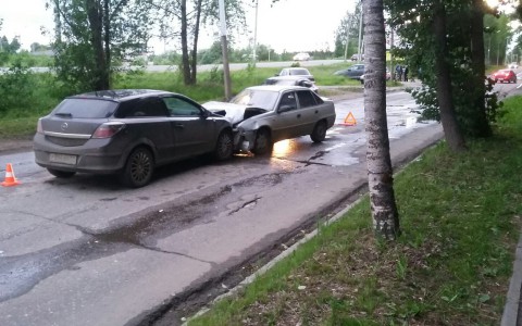 В Сыктывкаре из-за ямы на дороге столкнулись «Дэу Нексия» и «Опель Астра» (фото)