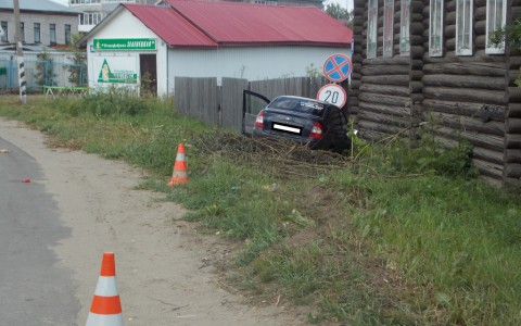 В Коми пьяный водитель на «Ладе Калине» сбил женщину и врезался в дом