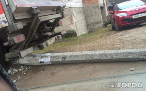 «Народный контроль»: сыктывкарцы жалуются на фонарный столб, который в апреле сбила фура