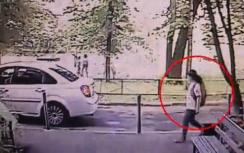 Извращенец, демонстрирующий школьнице свои гениталии, попал на видео