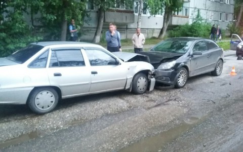Появилось видео аварии в Эжве, где столкнулись «Опель Астра» и «Дэу Нексия»