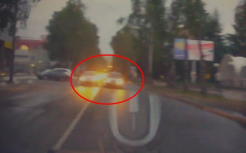 В Сыктывкаре водитель на авто едва не спровоцировал аварию (видео)
