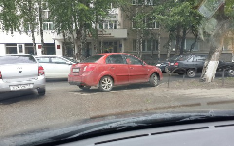 «Плевать на всех, я паркуюсь как хочу»: в рубрике сыктывкарских автохамов три новых антигероя
