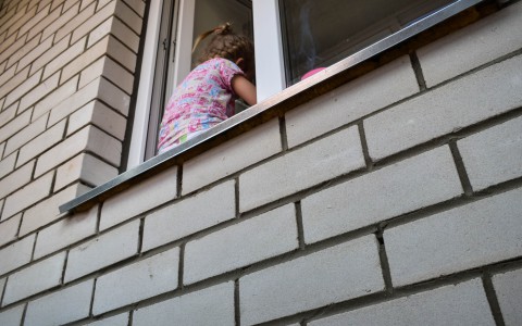 В Коми из окна третьего этажа упала двухлетняя девочка