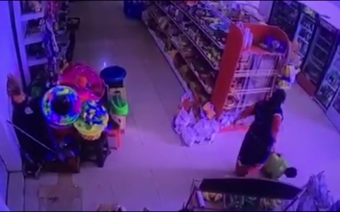 Жестокое избиение ребенка незнакомкой попало на видео