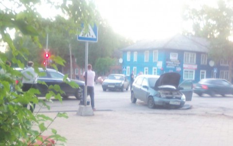 В Сыктывкаре легковушка угодила колесом в люк (фото)