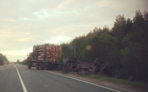 Под Сыктывкаром в кювет ушел груженый лесовоз (видео)