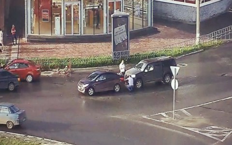 В Сыктывкаре на «кольце» внедорожник въехал в легковушку (видео)
