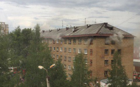 В Сыктывкаре горит общежитие на улице Катаева (фото)