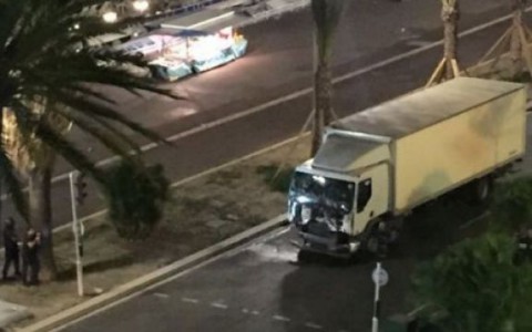 Очевидцы трагедии в Ницце: водитель грузовика выписывал виражи, чтобы задавить больше людей