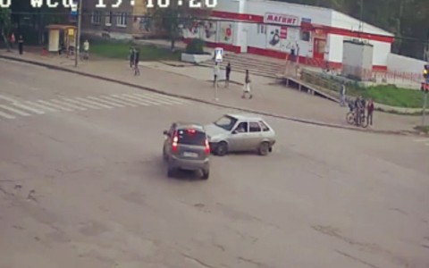 Подробности аварии в Сыктывкаре с участием «Калины»: на перекрестке столкнулись две машины (видео)